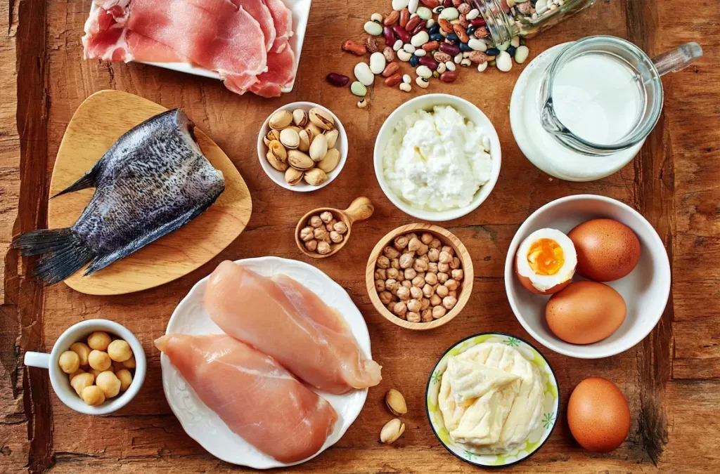 alimenti che contengono proteine su un tavolo