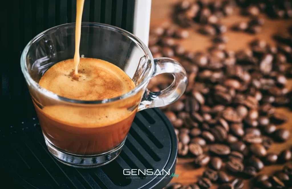 Erogazione dell'espresso in una tazzina trasparente