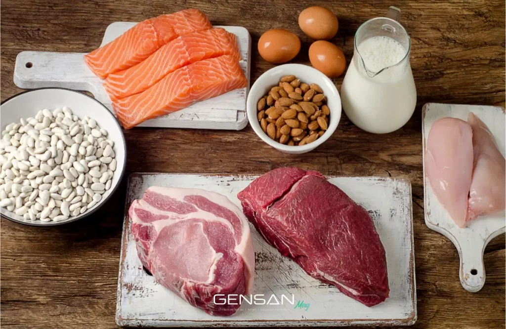 alimenti che contengono proteine su un tavolo