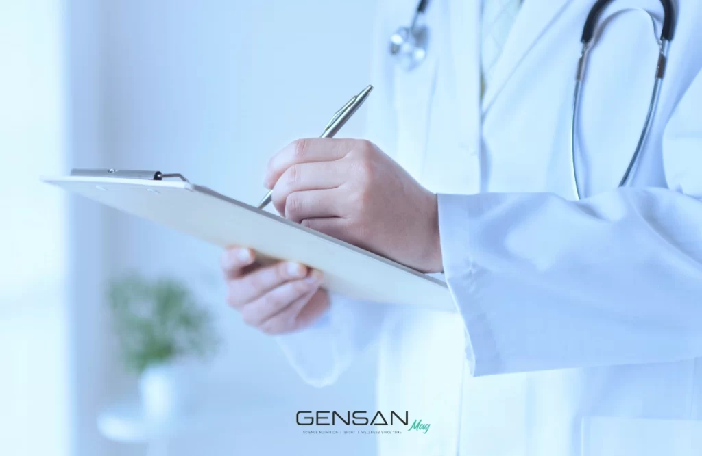 medico che scrive su un taccuino