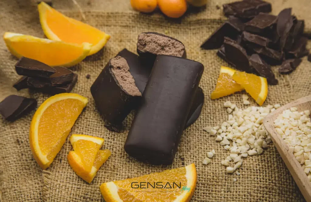 snack al cioccolato con spicchi di arancio e limone su un tavolo