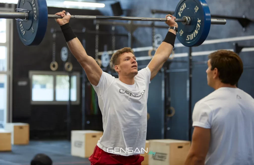due atleti praticano crossfit wod
