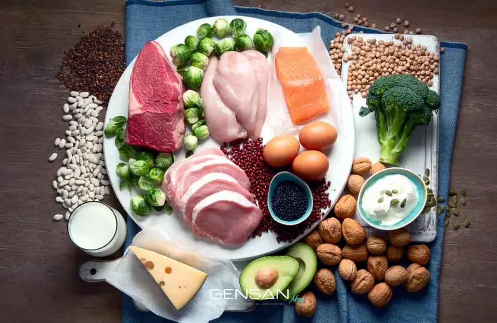 piatto pieno di alimenti che contengono proteine