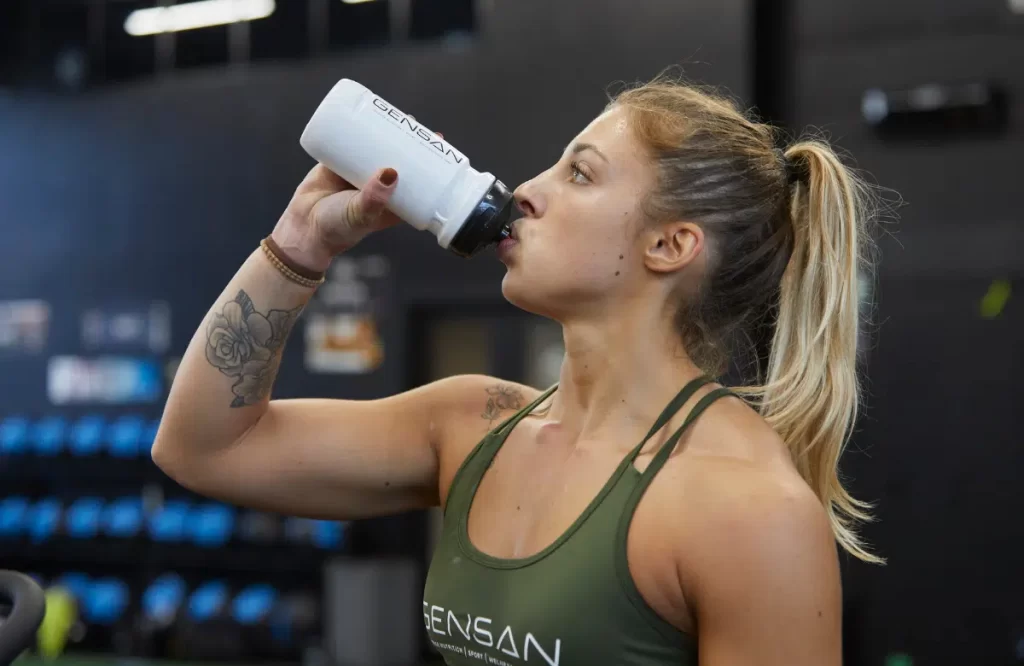 crossfitter beve dalla borraccia gensan