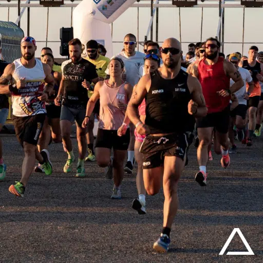 atleti che corrono durante una gara di endurance 24 ore