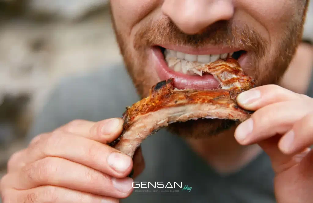 ragazzo addenta un pezzo di rostinciana di carne