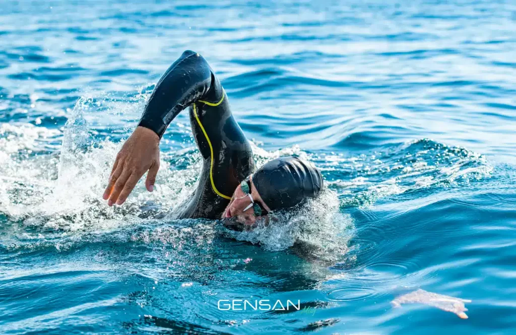 atleta durante un allenamento nuoto triathlon