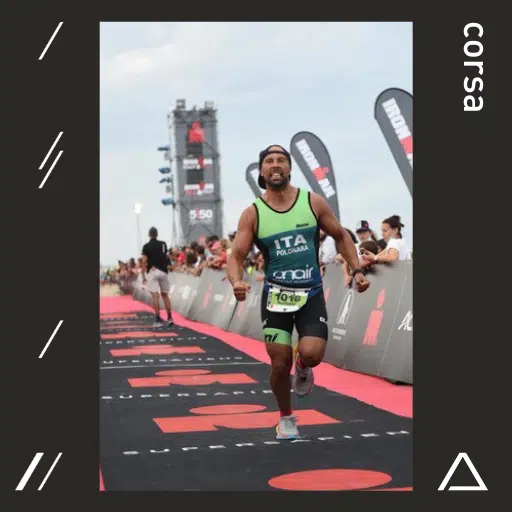atleta in frazione di corsa durante la gara ironman