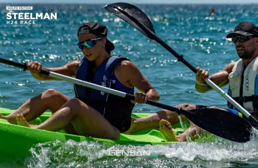 due atleti durante una gara di kayak