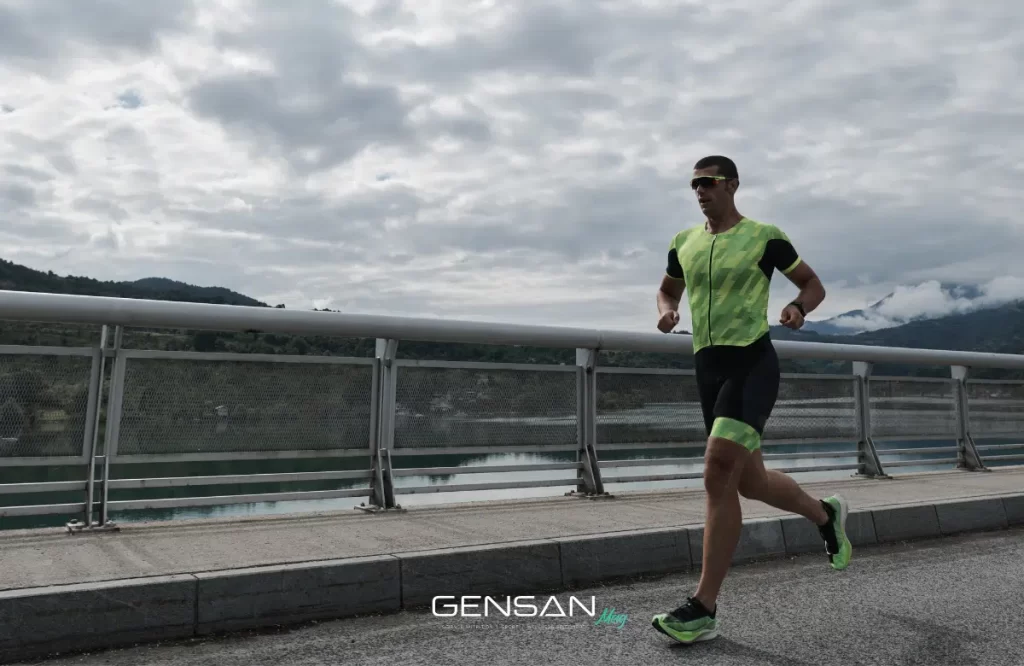atleta in allenamento di corsa durante una gara di triathlon