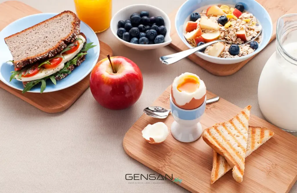 tavola imbandita con una colazione proteica di uova alla coque pane tostato mela rossa mirtilli latte e muesli