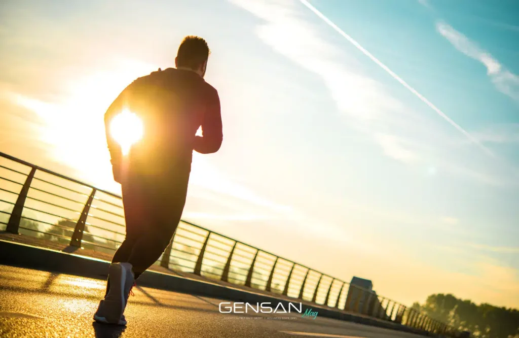 sportivo che corre per strada al tramonto