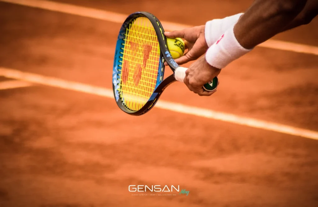 atleta durante una partita di tennis tiene in mano la racchetta e la pallina
