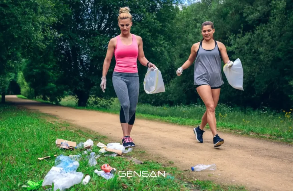 due ragazze fanno plogging in un parco