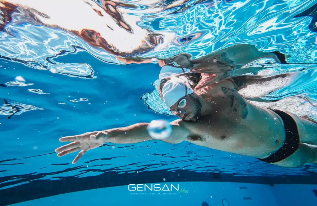 atleta durante una gara di nuoto in piscina